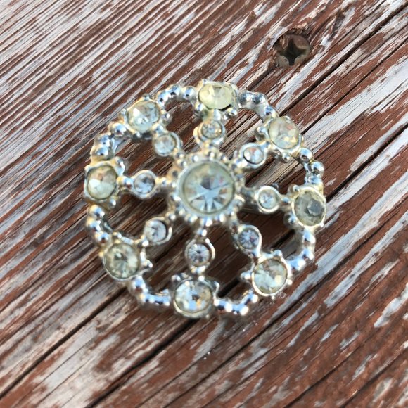 Beautiful Round Snowflake Coat Brooch Pin Vintage with Rhinestones - Picture 1 of 5